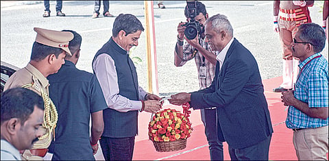 பெரியார் பல்கலை.யில் நடைபெற்ற கலந்துரையாடல் நிகழ்ச்சியில் பங்கேற்க வந்த ஆளுநர் ஆர்.என்.ரவிக்கு பூங்கொத்து கொடுத்து வரவேற்ற பல்கலை. துணைவேந்தர் ஜெகநாதன். படம்: எஸ். குரு பிரசாத்