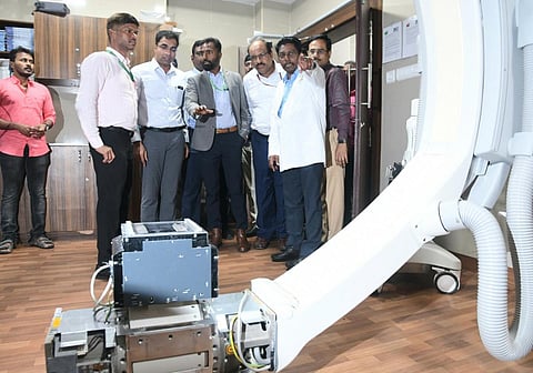 தூத்துக்குடி அரசு மருத்துவக் கல்லூரி மருத்துவமனையில் மழை வெள்ளத்தால் சேதமடைந்த கேத் லேப் பரிசோதனை கூடத்தை மத்திய குழுவினர் பார்வையிட்டு ஆய்வு செய்தனர். | படம்: என்.ராஜேஷ்