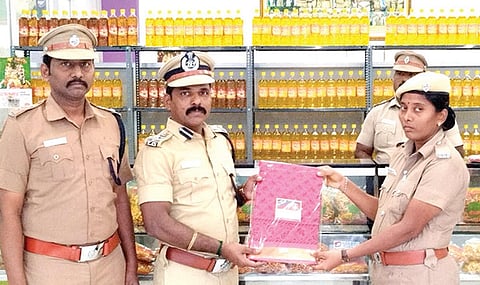 மதுரை சிறை பணியாளருக்கு பொங்கல் பரிசு கூப்பன் - டிஐஜி வழங்கினார்