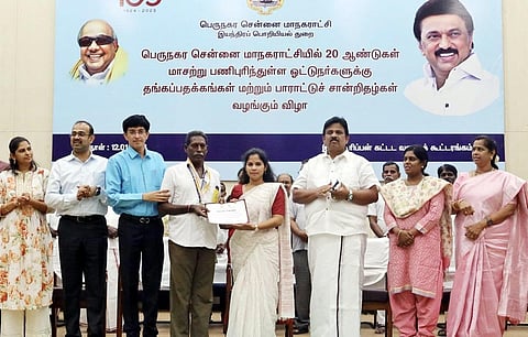 மாநகராட்சியில் 20 ஆண்டுகள் பணிபுரிந்த 113 ஓட்டுநர்களுக்கு தங்கப்பதக்கம்: மேயர் பிரியா வழங்கினார்