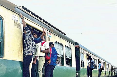புறநகரின் வளர்ச்சியால் கூட்ட நெரிசல் அதிகரிப்பு: செங்கல்பட்டு - தாம்பரம் இடையே கூடுதல் ரயில் இயக்க கோரிக்கை