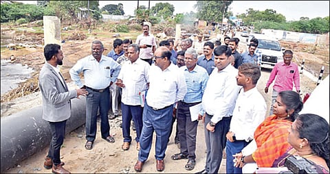 திருநெல்வேலி கருப்பந்துறையில் வெள்ளப் பாதிப்புகள் குறித்து நேற்று ஆய்வு மேற்கொண்ட மத்தியக் குழுவினர்.