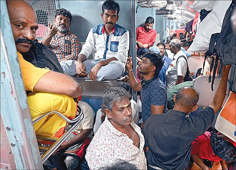 சென்னை எழும்பூர் ரயில் நிலையத்தில் இருந்து நேற்று புறப்பட்ட வைகை எக்ஸ்பிரஸ் ரயிலில் நிரம்பி வழிந்த பயணிகள் கூட்டம். படம்: எஸ்.சத்தியசீலன்