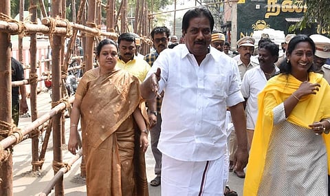மதுரையில் நாளை ஜல்லிக்கட்டுப் போட்டி நடைபெறவுள்ள அவனியாபுரம் பகுதியில் அமைச்சர் மூர்த்தி அதிகாரிகள் உடன் ஆய்வு மேற்கொண்டார் | படங்கள்: எஸ்.கிருஷ்ணமூர்த்தி