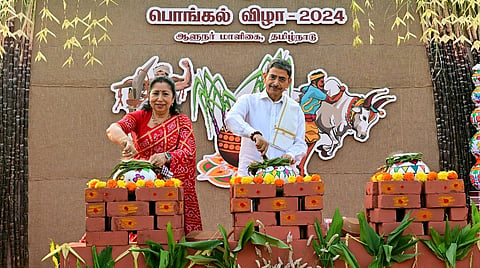 சென்னை ராஜ்பவனில் நேற்று நடந்த பொங்கல் விழாவில் ஆளுநர் மாளிகை ஊழியர்கள், அவர்களது குடும்பத்தினருடன் ஆளுநர் ஆர்.என்.ரவி, அவரது மனைவி லஷ்மி ரவி ஆகியோர் பொங்கல் வைத்து கொண்டாடினர்.