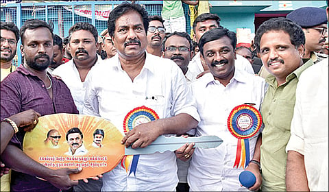பாலமேடு ஜல்லிக்கட்டுப் போட்டியில் 14 காளைகளை அடக்கிய மாடுபிடி வீரர் பிரபாகரன், சிறந்த காளை உரிமையாளர் மருதுபாண்டி ஆகியோருக்கு காரை பரிசாக வழங்கிய அமைச்சர் பி.மூர்த்தி. உடன், மதுரை எம்.பி சு.வெங்கடேசன், சோழவந்தான் எம்எல்ஏ. வெங்கடேசன் உள்ளிட்டோர். படங்கள்: எஸ்.கிருஷ்ணமூர்த்தி