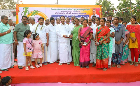 பர்கூர் அடுத்த சிந்தகம்பள்ளியில் பொங்கல் விழாவில் பல்வேறு போட்டிகளில் வெற்றி பெற்றவர்களுக்கு அதிமுக எம்பி தம்பிதுரை வழங்கினார்.
