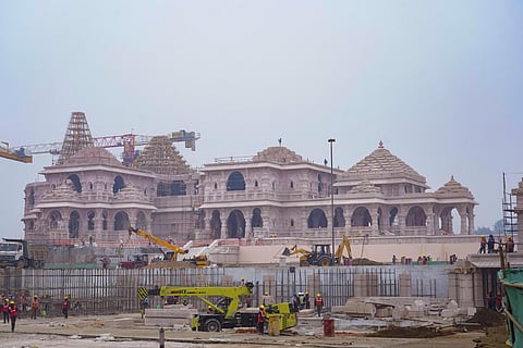 அயோத்தி கோயில் கருவறைக்குள் கொண்டு செல்லப்படுகிறது குழந்தை ராமர் சிலை!