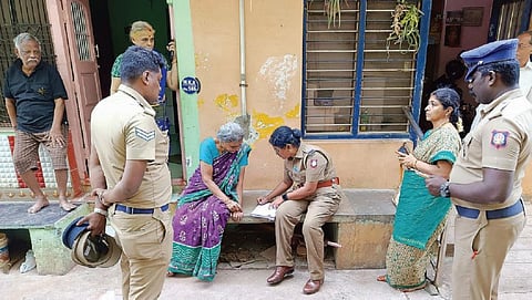 பிரதமர் மோடி வருகையை முன்னிட்டு ரங்கம் கோயில் பகுதியில் உள்ள வீடுகளில் கணக்கெடுப்பு நடத்தும் பணியில் ஈடுபட்ட போலீஸார்.