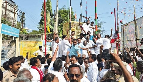 பெரியகுளத்தில் அதிமுக கொடியேற்றும்போது தகராறில் ஈடுபட்ட இபிஎஸ் மற்றும் ஓபிஎஸ் அணியினர்.﻿﻿