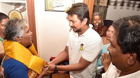 அரசுப் பள்ளிக்கு நிலம் வழங்கிய பூரணம் அம்மாளின் வீட்டுக்குச் சென்று பாராட்டி,  அவருக்கு திருவள்ளுவர் சிலையை பரிசாக வழங்கிய அமைச்சர் உதயநிதி. உடன், அமைச்சர்  பி.மூர்த்தி உள்ளிட்டோர்.
