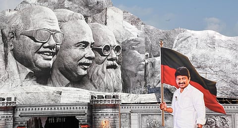 பெத்தநாயக்கன்பாளையத்தில் நாளை நடைபெறும் திமுக இளைஞரணி மாநில மாநாட்டையொட்டி அமைக்கப்பட்டுள்ள பிரம்மாண்ட முகப்பு: படம்: எஸ்.குருபிரசாத்