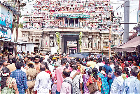 ஸ்ரீரங்கம் கோயிலில் நேற்று பாதுகாப்பு ஒத்திகையின்போது கோயிலுக்குள் யாரும் அனுமதிக்கப்படாததால் வெளியே காத்திருக்கும் பக்தர்கள்.  படங்கள்: ர.செல்வமுத்துகுமார்