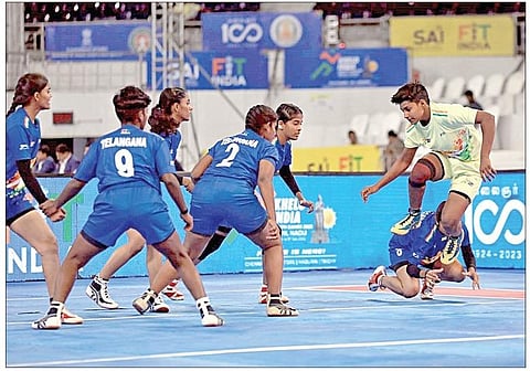 தெலங்கானா மகளிர் அணியின் டிபன்டரிடம்  சிக்காமல் நழுவி செல்லும் தமிழக மகளிர் அணியின் ரெய்டர்.