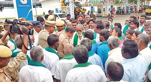 பிரதமர் மோடிக்கு கருப்புக் கொடி காட்ட வந்த விவசாயிகள் 80 பேர் கைது @ திருச்சி