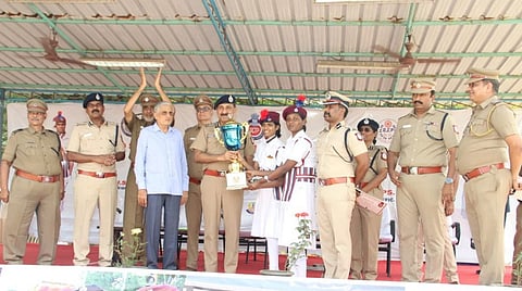 சென்னை போக்குவரத்து காவல் துறை சார்பில் செயின்ட் ஜார்ஜ் ஆங்கிலோ இந்தியன் மேல்நிலைப்பள்ளியில் நேற்று நடைபெற்ற விழிப்புணர்வு நிகழ்ச்சியில், 67 பள்ளிகளைச் சேர்ந்த மாணவ மாணவியர் பங்கேற்றனர்.  சாலை பாதுகாப்பை வலியுறுத்தும் விதமாக பல்வேறு கருப்பொருள்களை மையப்படுத்தி மாணவர்கள் அதன் மாதிரி வடிவமைப்பை காட்சிப்படுத்தியிருந்தனர்.  சிறந்த மாதிரி வடிவமைப்புக்கான முதல் பரிசு பெற்ற ஆதம்பாக்கம் டிஏவி பள்ளி மாணவிகள் அஹன்யா, ஹன்சிகாவுக்கு காவல் ஆணையர் சந்தீப் ராய் ரத்தோர் ரூ.50,000  வழங்கிப் பாராட்டினார்.