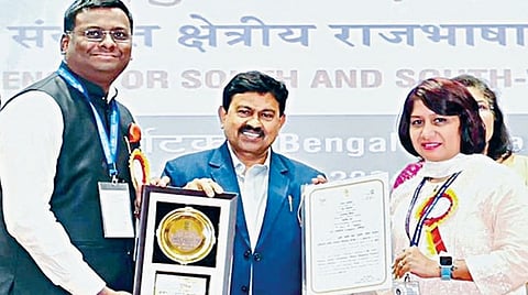 அலுவல் மொழி ஊக்குவிப்பில் முதல் இடத்துக்கான விருதை, மத்திய உள்துறை இணையமைச்சர் அஜய்குமார் மிஸ்ராவிடம் இருந்து  சென்னை மண்டல பாஸ்போர்ட் அதிகாரி எஸ்.கோவேந்தன் (இடது) பெற்றுக் கொண்டார்..
