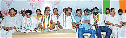 தமிழக காங்கிரஸ் மாநில தலைவர் கே.எஸ்.அழகிரி தலைமையில் மக்களவைத் தேர்தல் தொடர்பான ஆலோசனைக் கூட்டம் சென்னையில் நேற்று  நடைபெற்றது. இதில் மேலிட பொறுப்பாளர் அஜோய்குமார், அகில இந்திய செயலாளர் சிரிவெல்ல பிரசாத், எம்.பி.க்கள் திருநாவுக்கரசர், விஜய் வசந்த், செல்வப்பெருந்தகை எம்எல்ஏ மற்றும் நிர்வாகிகள் கலந்துகொண்டனர். படம்: ம.பிரபு