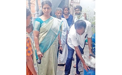 கோவை மாவட்டம் காரமடையில் குடியிருப்பு பகுதியில் டெங்கு கொசு பரவல் தடுப்பு குறித்து ஆய்வு மேற்கொண்ட சுகாதாரத் துறை அதிகாரிகள்.
