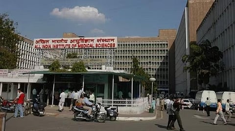 “அது வரை நோய் காத்திருக்கும்...”: எதிர்க்கட்சிகளின் எதிர்ப்பால் அரைநாள் விடுப்பைப்  திரும்பப்பெற்றது டெல்லி எய்ம்ஸ்