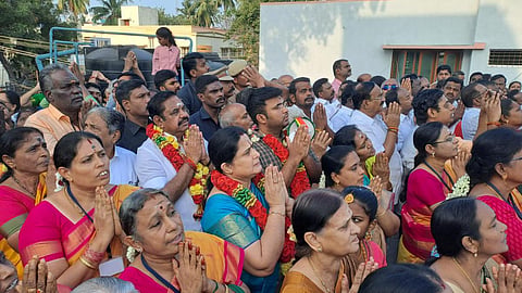 சேலம் நெடுஞ்சாலை நகர் பகுதியில் உள்ள வரசித்தி விநாயகர் கோவில் மகா கும்பாபிஷேகம் விழாவில் அதிமுக பொதுச்செயாலார் எடப்பாடி பழனிசாமி குடும்பத்தினருடன் கலந்து கொண்டார்.