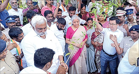 மதுராந்தகம் ஏரி காத்த கோதண்டராமர் கோயிலில் மத்திய நிதி அமைச்சர் தூய்மை பணி