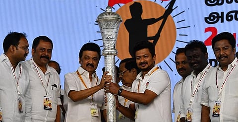 சேலத்தில் நேற்று நடைபெற்ற  திமுக இளைஞரணி மாநில மாநாட்டில் பங்கேற்ற முதல்வர் மு.க.ஸ்டாலினுக்கு வெள்ளி செங்கோல் வழங்கினார் இளைஞரணிச் செயலாளர் உதயநிதி.