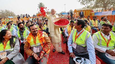 மோடிக்கு சாதுக்கள் ஆசி, தொழிலாளர்களுக்கு பூமழை... - அயோத்தி ராமர் கோயில் திறப்பு விழா தருணங்கள்