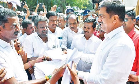 அணைக் கட்டு அடுத்த கரடிகுடி பகுதியில் கனிமவள கொள்ளை தொடர்பாக திமுகவினர் தலைமையில் பொதுமக்கள் அளித்த மனுக்களை பெற்றுக்கொண்ட ஆட்சியர் குமாரவேல் பாண்டியன்.படம்: வி.எம்.மணிநாதன்.