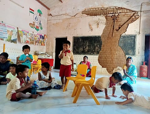 ஶ்ரீவில்லிபுத்தூர் | இடியும் நிலையிலுள்ள அங்கன்வாடி கட்டிடத்தில் பயிலும் குழந்தைகள் - சீரமைக்க பெற்றோர்கள் கோரிக்கை