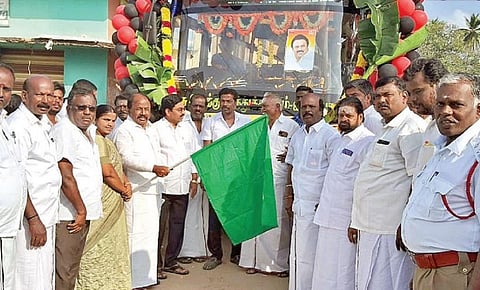 மேல்சோழங்குப்பம் - சென்னை கிளாம்பாக்கம் இடையே புதிய பேருந்து சேவையை சட்டப்பேரவை உறுப்பினர் பெ.சு.தி.சரவணன் நேற்று கொடியசைத்து தொடங்கி வைத்தார்.