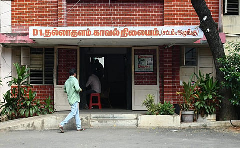 மதுரையில் வீடு புகுந்து துப்பாக்கி முனையில் - மூதாட்டியிடம் 1000 பவுன், சொத்து ஆவணங்கள் பறிப்பு :
