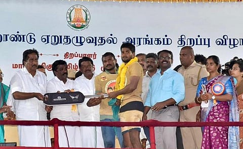 கீழக்கரை அரங்கு ஜல்லிக்கட்டு: முதலிடம் பிடித்து சொகுசு ஜீப் வென்று அபிசித்தர் அசத்தல்!
