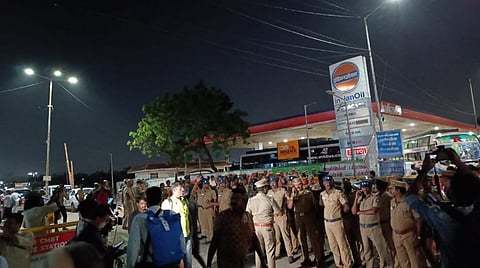 ஆம்னி பேருந்து விவகாரம் காரணமாக சென்னை கோயம்பேட்டில் குவிக்கப்பட்ட போலீஸார் படம்: எக்ஸ்