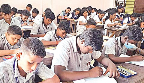 பள்ளி வளாகத்தில் ஒற்றுமை: அனைவரும் கைகோக்க வேண்டிய தருணம்!