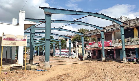 கறம்பக்குடி பேருந்து நிலைய மேம்பாட்டு பணி: ஆமை வேகத்தில் பணிகள் அவதியில் பயணிகள்