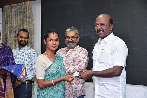 ஓட்டுநர் உரிமத்தை அமைச்சர் மா.சுப்ரமணியனிடமிருந்து பெறும் திருநங்கை யாழினி.