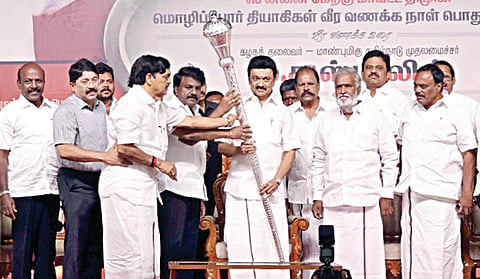 சென்னை மேற்கு மாவட்ட திமுக சார்பில் மொழிப்போர் தியாகிகள் வீரவணக்க நாள் பொதுக்கூட்டம் சென்னை அமைந்தகரையில் நேற்று நடைபெற்றது. இதில் பங்கேற்ற முதல்வர் மு.க.ஸ்டாலினுக்கு வெள்ளி செங்கோல் பரிசாக வழங்கப்பட்டது. இதில் அமைச்சர்கள் மா.சுப்பிரமணியன், பி.கே.சேகர்பாபு, எம்பிக்கள் தயாநிதி மாறன், கலாநிதி வீராசாமி, மேயர் பிரியா, திமுக மேற்கு மாவட்ட செயலாளர் நே.சிற்றரசு எம்எல்ஏக்கள் எஸ்.சுதர்சனம், த.வேலு, துணை மேயர் மகேஷ்குமார் உள்ளிட்டோர் கலந்து கொண்டனர். படம்: ம.பிரபு