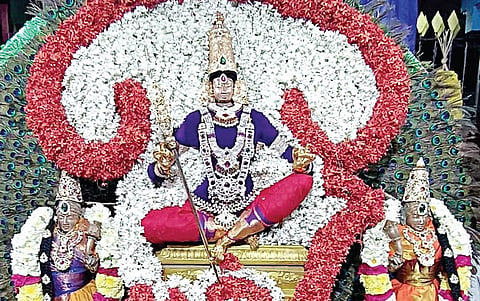 வல்லக்கோட்டை முருகன் கோயிலில் சிறப்பு அலங்காரத்தில் காட்சி அளித்த முருகப்பெருமான்.