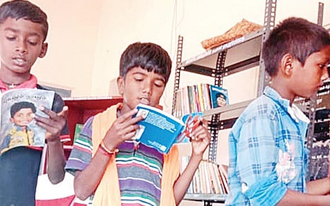 நூல்களை ஆர்வத்துடன் வாசிக்கும் மாணவர்கள்.
