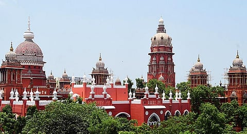 பாரம்பரிய வேட்டி, சட்டை அணிந்து தேசியக் கொடியேற்றினார் தலைமை நீதிபதி