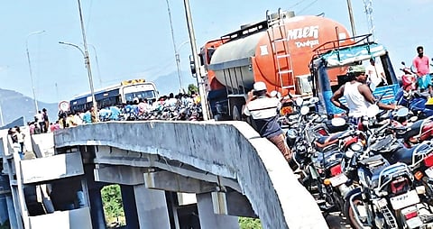 விபத்து காரணமாக கடத்தூர் - பொம்மிடி சாலையில் போக்குவரத்து பாதிக்கப்பட்டு வாகனங்கள் தேங்கி நின்றன.