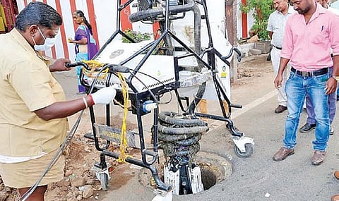 கோவை ஆட்சியர் அலுவலகம் அருகேயுள்ள அஞ்சல் நிலைய சாலையில், பாதாள சாக்கடை அடைப்பை சரி செய்ய ரோபோட்டிக் இயந்திரத்தை பயன்படுத்திய தொழிலாளர்கள்.