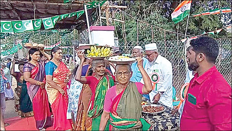 காரைக்குடி ஆலம்பட்டு-குருந்தம்பட்டு கிராமத்தில் நேற்று நடைபெற்ற ரஹ்மத் ஜும்மா பள்ளிவாசல் திறப்பு விழாவுக்கு சீர்வரிசை பொருட்களுடன் வந்த இந்து சமுதாய பெண்கள்.