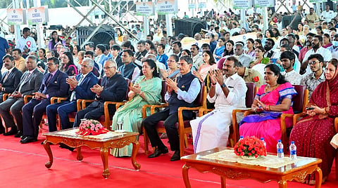 ஆளுநர் மாளிகையில் தேநீர் விருந்து: அமைச்சர்கள், அதிமுக, பாஜக நிர்வாகிகள் பங்கேற்பு