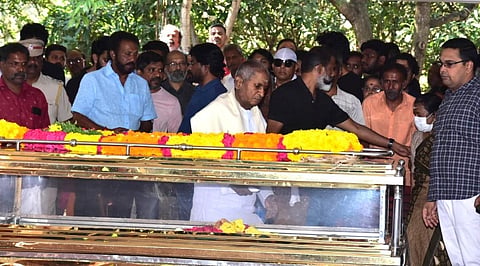 மகள் பவதாரிணி உடலுக்கு இறுதி அஞ்சலி செலுத்திய இசையமைப்பாளர் இளையராஜா