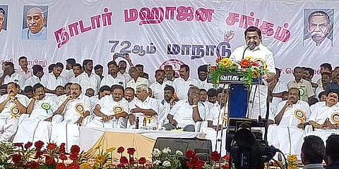 மதுரையில் நேற்று தொடங்கிய அகில இந்திய நாடார் மகாஜன சங்க மாநாட்டில் பேசிய அதிமுக பொதுச் செயலாளர் பழனிசாமி. உடன், முன்னாள் அமைச்சர்கள் உள்ளிட்டோர்.