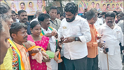 உளுந்தூர்பேட்டையில் நேற்று ‘என் மண், என் மக்கள்’ யாத்திரை மேற்கொண்டபோது  கட்சிப் பிரமுகரின் குழந்தைக்கு பெயர் சூட்டினார் பாஜக மாநிலத் தலைவர் அண்ணாமலை.