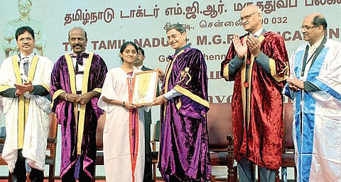 தமிழ்நாடு டாக்டர் எம்ஜிஆர் மருத்துவப் பல்கலைக்கழகத்தின் 36-வது பட்டமளிப்பு விழா சென்னை கிண்டியில் உள்ள பல்கலைக்கழக வளாகத்தில் நேற்று நடைபெற்றது. இதில், அதிகபட்சமாக 10 தங்கப் பதக்கங்களை வென்ற  சென்னை இஎஸ்ஐ மருத்துவக் கல்லூரி மாணவி சிந்துவுக்கு ஆளுநர் ஆர்.என்.ரவி பட்டம் வழங்கினார்.  படம்: எஸ்.சத்தியசீலன்