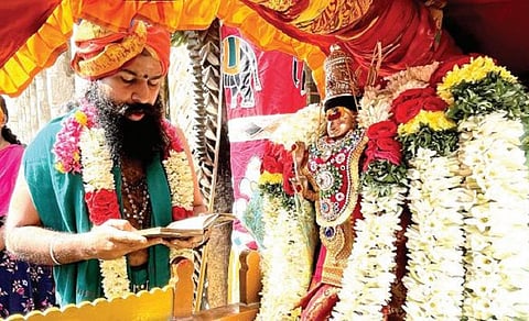 பழநி பெரியநாயகியம்மன் கோயிலில் திருஊடல் நிகழ்ச்சியில் தெய்வானை அம்பாளை சமாதானப்படுத்த தூதுப்பாடல் பாடப்பட்டது. படம்: ஆ.நல்லசிவன்